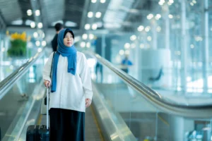 Invocation du voyageur : où et comment réciter cette prière ? femme musulmane à l'aéroport