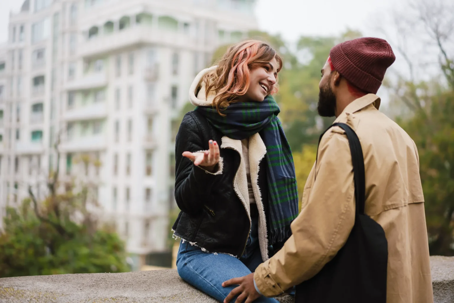 Lieux de drague : Les meilleurs endroits pour trouver l’amour jeune couple discutant dans la rue