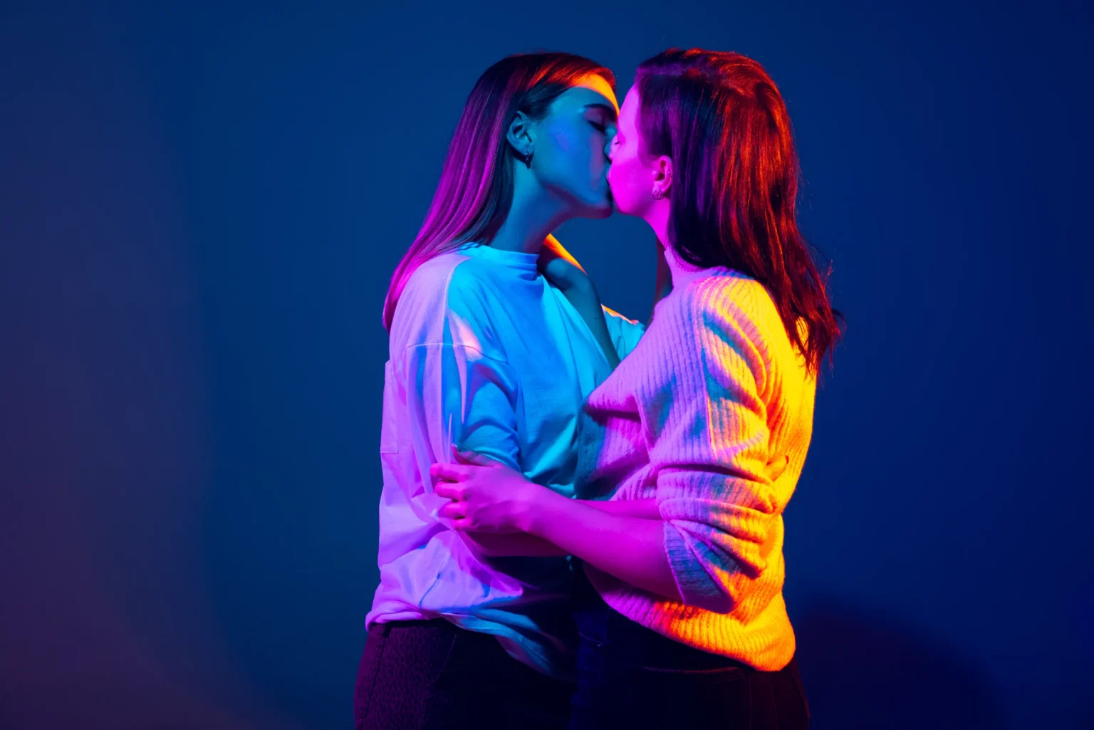 Travchat : le site de rencontre pour trans et travestis deux femmes qui s'embrassent fougueusement