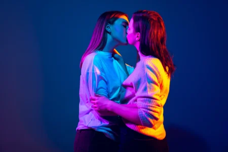 deux femmes qui s'embrassent fougueusement