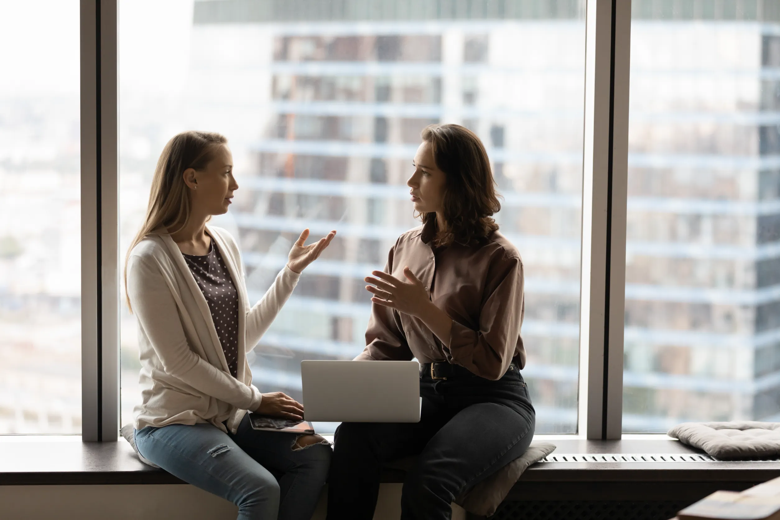 deux femmes discutant calmement