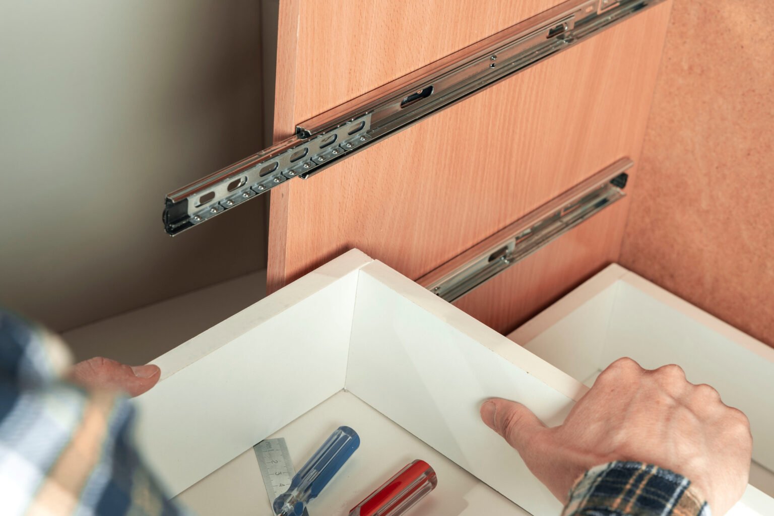 Glissières de tiroir pour entreprise : les critères déterminants pour un choix optimal