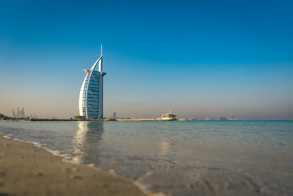 burj al arab dubai pendant la journée depuis la plage