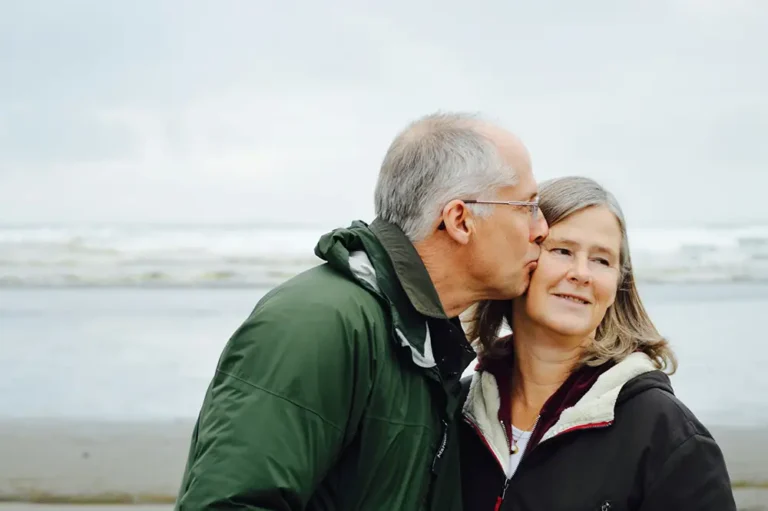 contrat obsèques, couple au bord de la mer