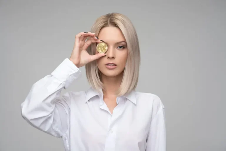 femme tenant un bitcoin
