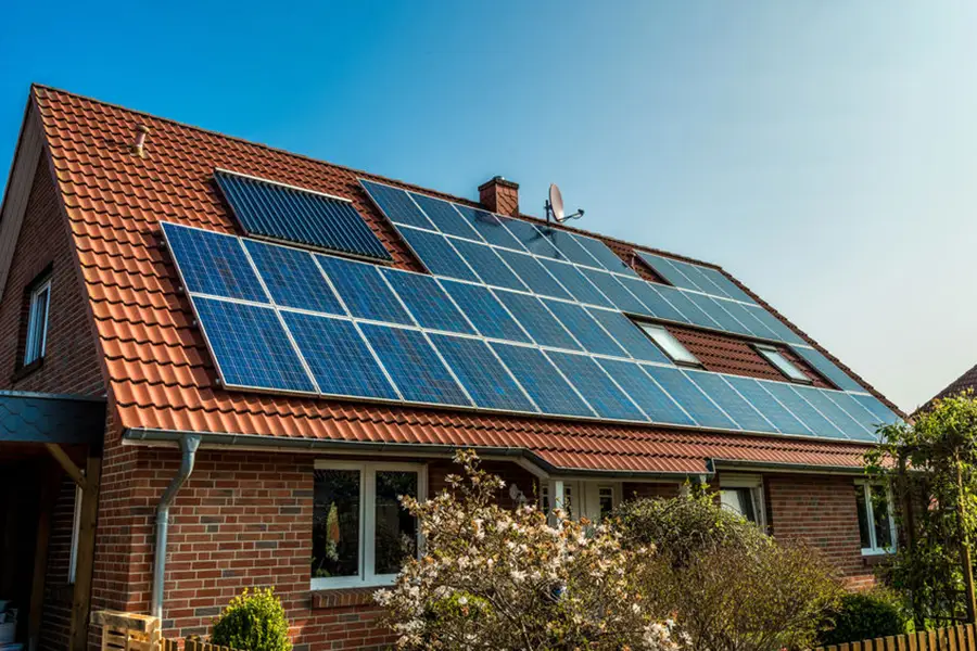 installer des panneaux sur le toit de sa maison