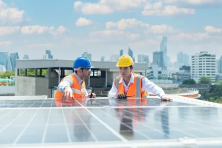 panneaux solaires sur le toit d'un bâtiment