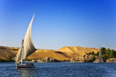 Égypte : voyage à travers le temps et sites touristiques voilier sur le Nil en Egypte