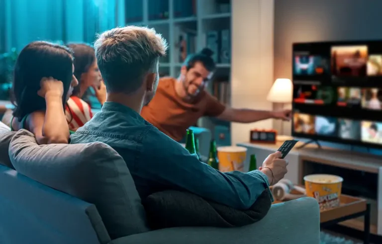 amis regardant la télévision dans un salon
