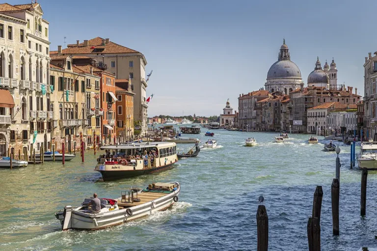 vue de Venise, vaporetto et bateaux