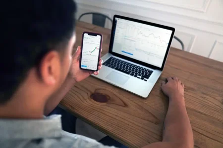 Trading pour les particuliers : pourquoi le CFD attire de plus en plus d’internautes trading via smartphone ou ordinateur