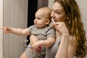 Pourquoi choisir Crinex ? Une entreprise au cœur de l’hygiène bucco-dentaire Crinex brossage de dents en famille