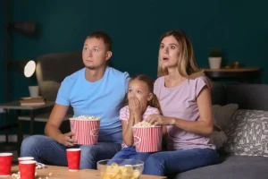 French Stream : nouvelle adresse décembre 2025 Famille surprise regardant un film en streaming sur French Stream