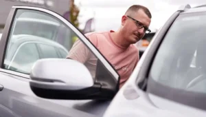 Quand le passé d’un véhicule devient décisif dans l’achat d’occasion Inspection de la voiture avant l'achat d'un véhicule d'occasion