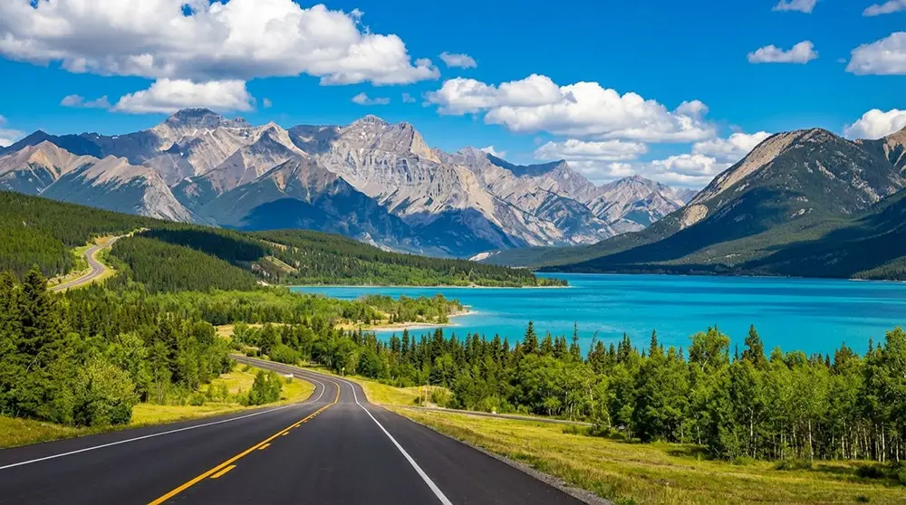 Le lac Abraham en été dévoilant son eau bleu turquoise due aux limons glaciaires, bordé de montagnes rocheuses