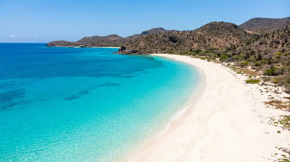 Vue sur les 8 km de sable blanc immaculé de Bahia de las Aguilas dans le parc national Jaragua