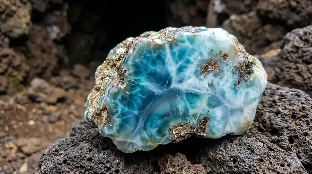 Gros plan sur un larimar brut aux reflets bleus turquoise, pierre semi-précieuse exclusivement extraite en République dominicaine