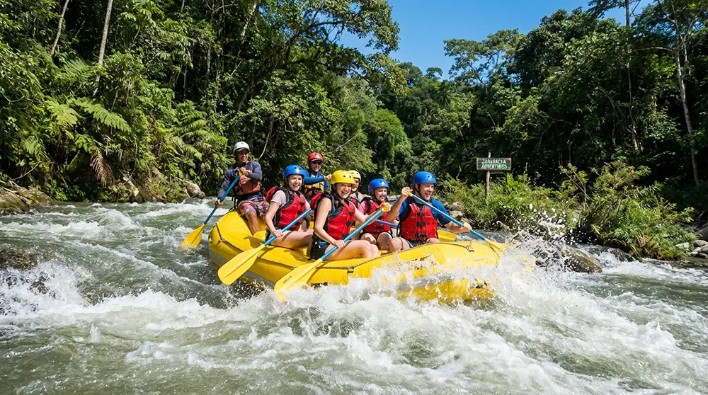 Groupe en rafting sur les rapides du Rio Yaque del Norte à Jarabacoa, République dominicaine