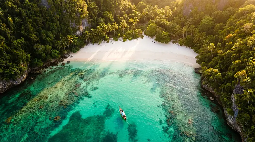 Une semaine au-delà des stations : les joyaux cachés de la République dominicaine Vue aérienne d'une plage isolée aux eaux turquoise en République dominicaine, accessible uniquement par bateau