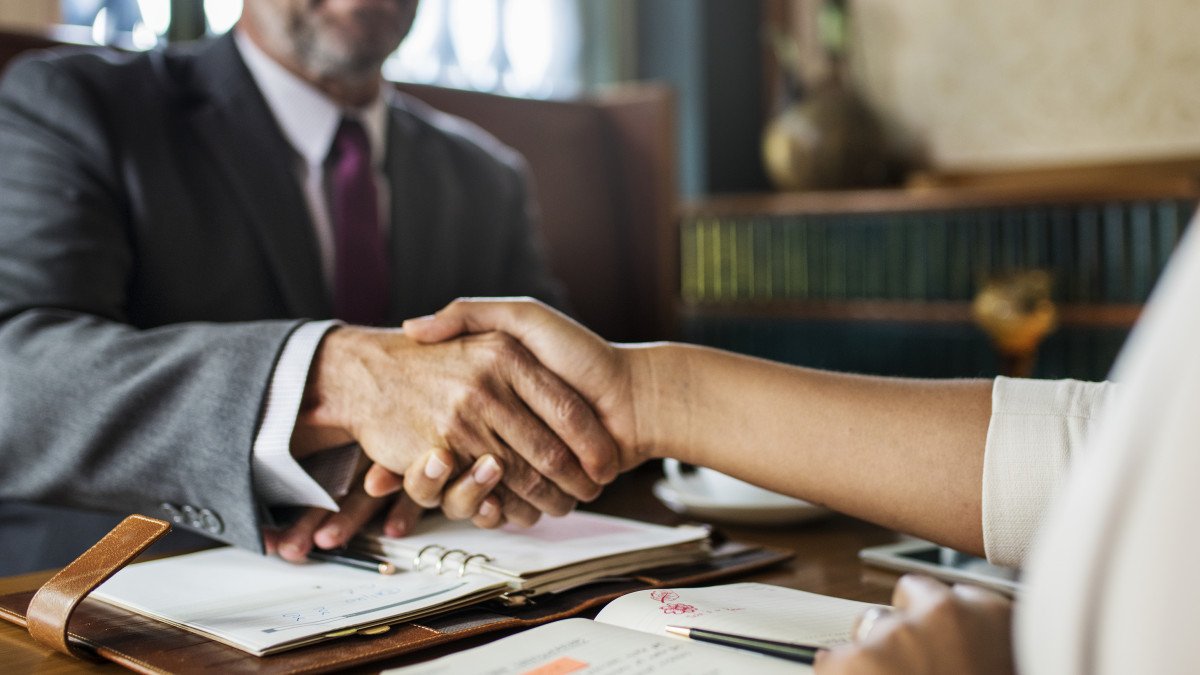 avocat serrant la main d'une cliente