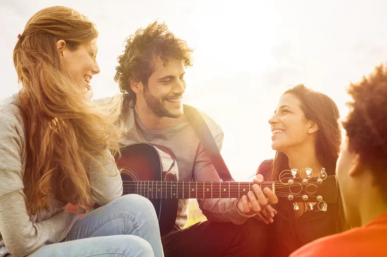 Sorties entre amis , guitare et feu de camp
