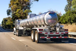 Choix de camion-citerne pour le transport de carburant : quels critères privilégier ? Transport de carburant par un camion citerne sur une autoroute dans le sud de la France