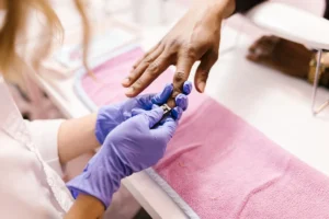 Ongles cassants : pourquoi la biotine est l’alliée la plus efficace soin des ongles cassants auprès de professionnel