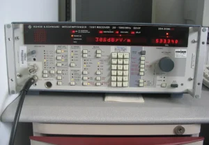 équipement de test Rohde & Schwarz ESVP avec affichage LED rouge, panneau de contrôle complet avec boutons, clavier numérique et câbles coaxiaux noirs