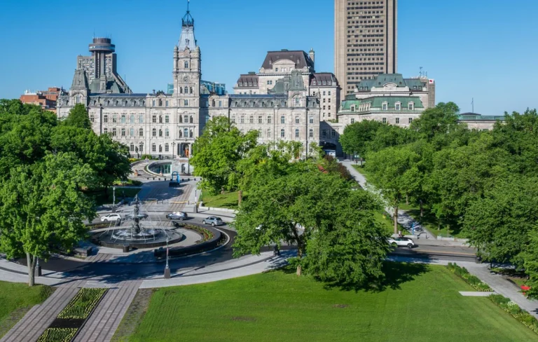 Laïcité et religion au travail au Québec : les règles de la Loi 21 et de la Loi 9 en 2026 Hôtel du Parlement du Québec et fontaine de Tourny, siège de l'Assemblée nationale